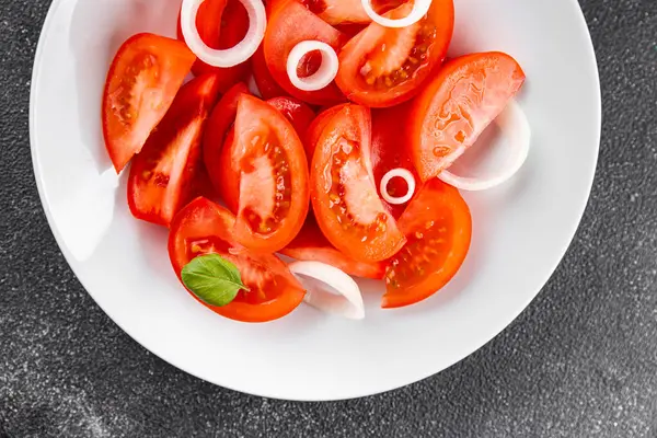 Domates salatası aperatif sebzeler organik ürünler lezzetli gurme yemek arka planda sofrada kırsal yiyecekler fotokopi alanı keto ve paleo diyet vejetaryen ve vejetaryen yiyecekler