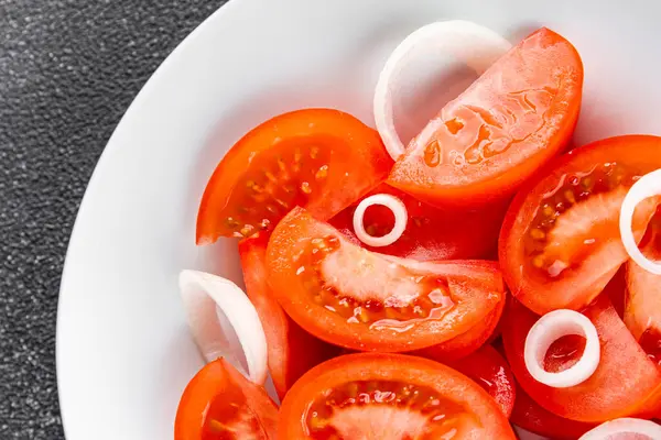 Domates salatası aperatif sebzeler organik ürünler lezzetli gurme yemek arka planda sofrada kırsal yiyecekler fotokopi alanı keto ve paleo diyet vejetaryen ve vejetaryen yiyecekler