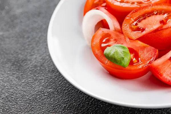 Domates salatası aperatif sebzeler organik ürünler lezzetli gurme yemek arka planda sofrada kırsal yiyecekler fotokopi alanı keto ve paleo diyet vejetaryen ve vejetaryen yiyecekler