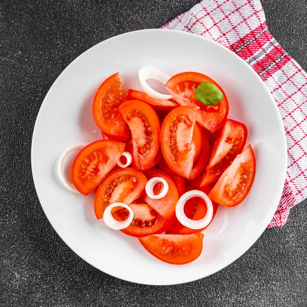 Domates salatası aperatif sebzeler organik ürünler lezzetli gurme yemek arka planda sofrada kırsal yiyecekler fotokopi alanı keto ve paleo diyet vejetaryen ve vejetaryen yiyecekler