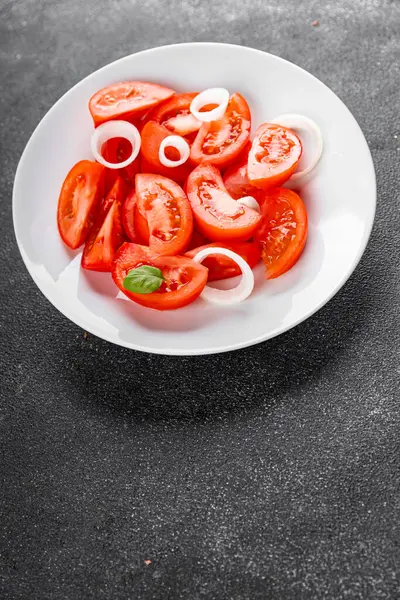 Domates salatası aperatif sebzeler organik ürünler lezzetli gurme yemek arka planda sofrada kırsal yiyecekler fotokopi alanı keto ve paleo diyet vejetaryen ve vejetaryen yiyecekler