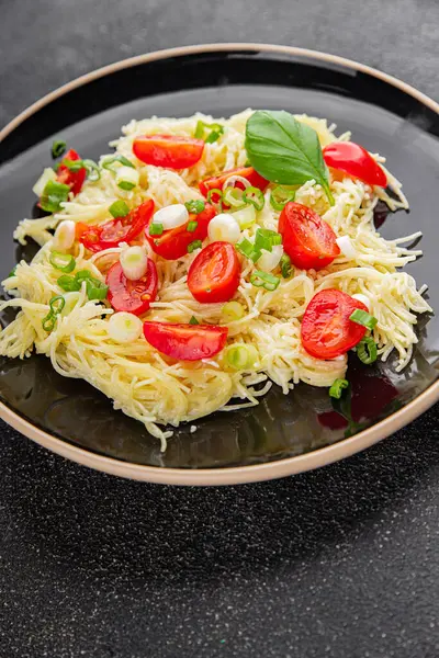 Domatesli makarna vermicelli sebzeler sofrada taze gurme yemek arkaplanı rustik yiyecekler üst manzara fotokopi alanı