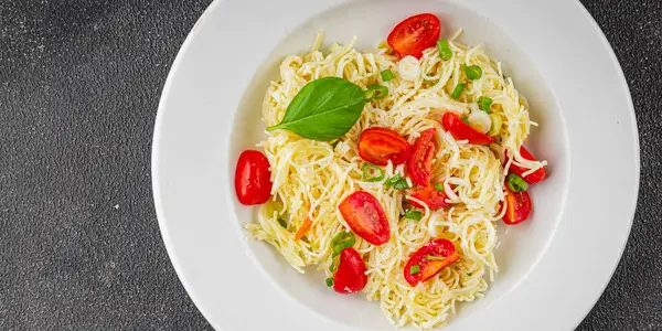 Domatesli makarna vermicelli sebzeler sofrada taze gurme yemek arkaplanı rustik yiyecekler üst manzara fotokopi alanı