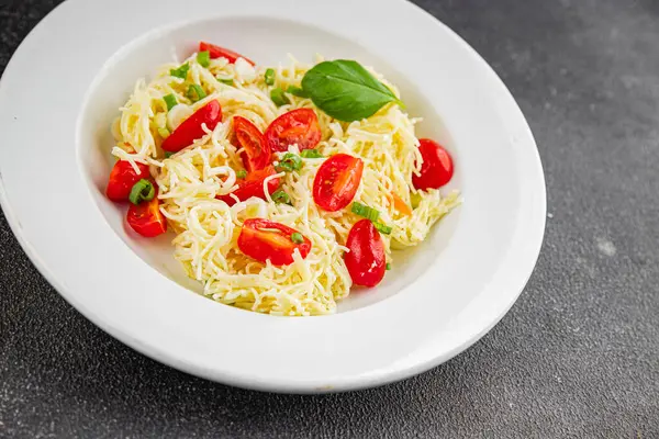 Domatesli makarna vermicelli sebzeler sofrada taze gurme yemek arkaplanı rustik yiyecekler üst manzara fotokopi alanı