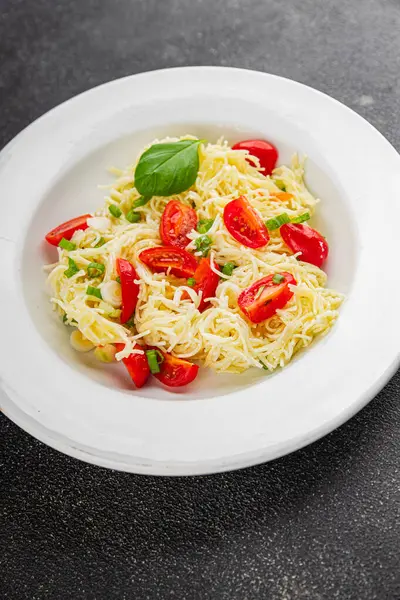 Domatesli makarna vermicelli sebzeler sofrada taze gurme yemek arkaplanı rustik yiyecekler üst manzara fotokopi alanı