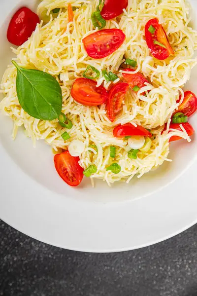 Domatesli makarna vermicelli sebzeler sofrada taze gurme yemek arkaplanı rustik yiyecekler üst manzara fotokopi alanı