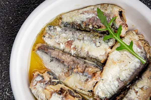 Sardalya konservesi konservesi taze gurme yemek arkaplanı masa rustik gıda üst görünümü fotokopi alanı pesseeter diyet