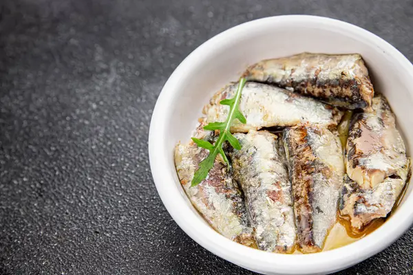 Sardalya konservesi konservesi taze gurme yemek arkaplanı masa rustik gıda üst görünümü fotokopi alanı pesseeter diyet