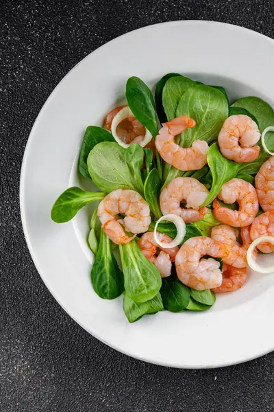 Karides salatası deniz ürünleri tabağı taze gurme yemek arkaplan masa rustik gıda üst görünüm kopyalama alanı