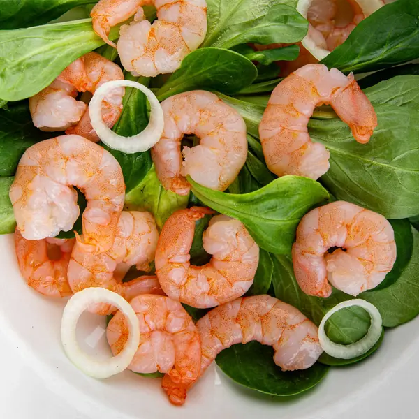 Karides salatası deniz ürünleri tabağı taze gurme yemek arkaplan masa rustik gıda üst görünüm kopyalama alanı