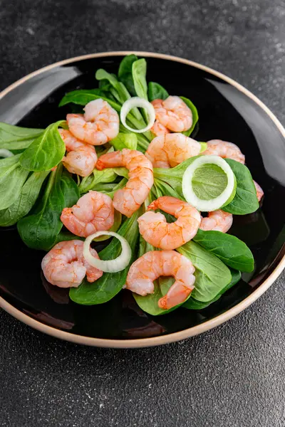 Karides salatası deniz ürünleri tabağı taze gurme yemek arkaplan masa rustik gıda üst görünüm kopyalama alanı
