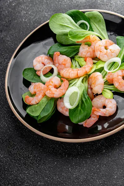 Karides salatası deniz ürünleri tabağı taze gurme yemek arkaplan masa rustik gıda üst görünüm kopyalama alanı