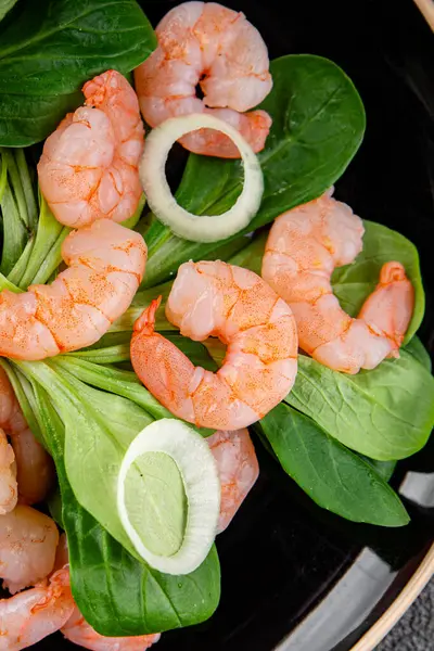 Karides salatası deniz ürünleri tabağı taze gurme yemek arkaplan masa rustik gıda üst görünüm kopyalama alanı