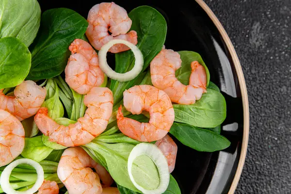 Karides salatası deniz ürünleri tabağı taze gurme yemek arkaplan masa rustik gıda üst görünüm kopyalama alanı