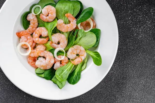 Karides salatası deniz ürünleri tabağı taze gurme yemek arkaplan masa rustik gıda üst görünüm kopyalama alanı