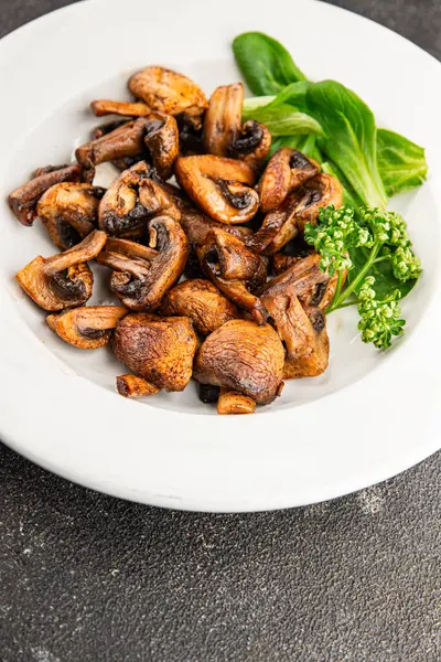 Mantar kızartması şampiyonu taze gurme yemek arkaplanı masanın üstünde rustik yemekler fotokopi alanı vejetaryen ve vejetaryen yemekleri.