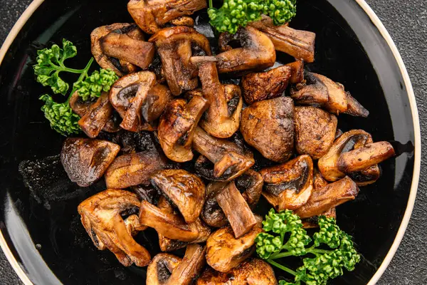 Mantar kızartması şampiyonu taze gurme yemek arkaplanı masanın üstünde rustik yemekler fotokopi alanı vejetaryen ve vejetaryen yemekleri.