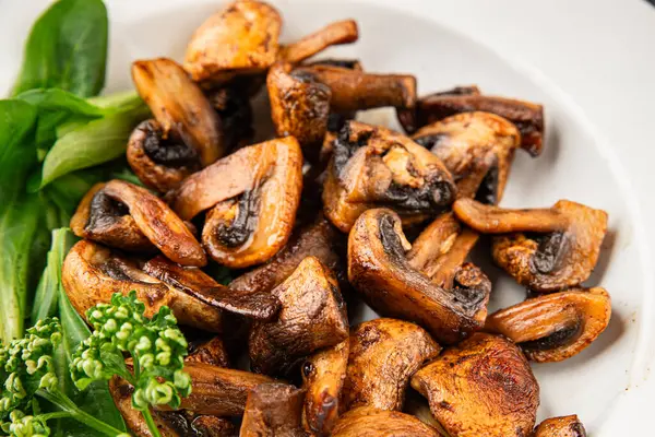 Mantar kızartması şampiyonu taze gurme yemek arkaplanı masanın üstünde rustik yemekler fotokopi alanı vejetaryen ve vejetaryen yemekleri.