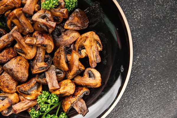 Mantar kızartması şampiyonu taze gurme yemek arkaplanı masanın üstünde rustik yemekler fotokopi alanı vejetaryen ve vejetaryen yemekleri.