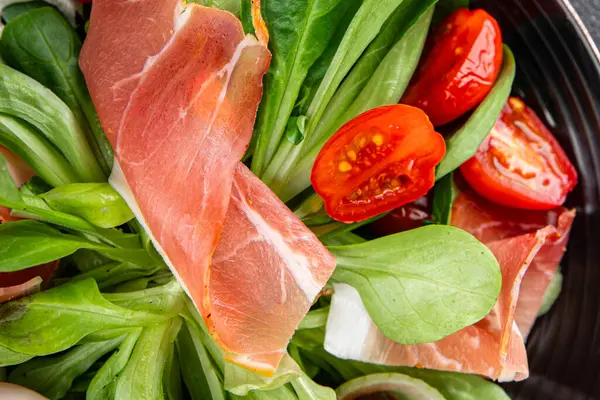 Jambon salatası jamon et sebzeler taze lezzetli gurme yemek arkaplanı masa rustik yemek üst görünüm fotokopi alanı