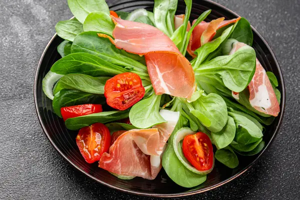 Jambon salatası jamon et sebzeler taze lezzetli gurme yemek arkaplanı masa rustik yemek üst görünüm fotokopi alanı