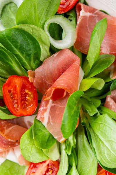 Jambon salatası jamon et sebzeler taze lezzetli gurme yemek arkaplanı masa rustik yemek üst görünüm fotokopi alanı
