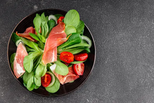 Jambon salatası jamon et sebzeler taze lezzetli gurme yemek arkaplanı masa rustik yemek üst görünüm fotokopi alanı