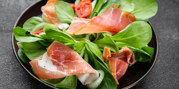 Jambon salatası jamon et sebzeler taze lezzetli gurme yemek arkaplanı masa rustik yemek üst görünüm fotokopi alanı