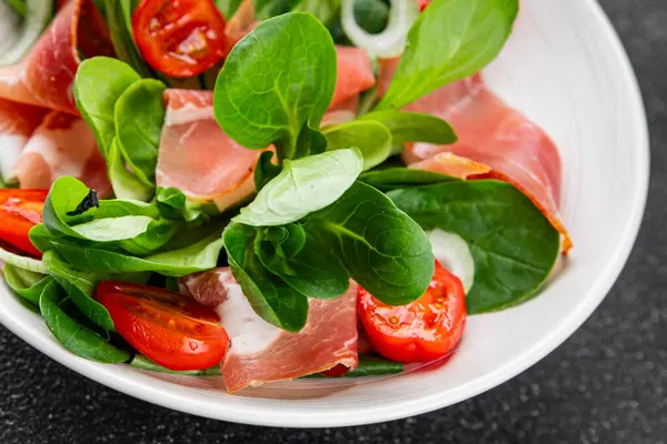 Jambon salatası jamon et sebzeler taze lezzetli gurme yemek arkaplanı masa rustik yemek üst görünüm fotokopi alanı