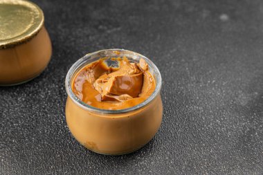 Tatlı kremalı kahve kreması taze yemek lezzetli gurme yemek arkaplanı masa rustik yemek üst görünüm fotokopi alanı