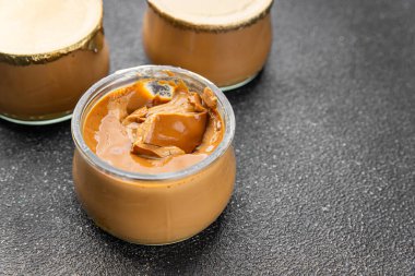 Tatlı kremalı kahve kreması taze yemek lezzetli gurme yemek arkaplanı masa rustik yemek üst görünüm fotokopi alanı