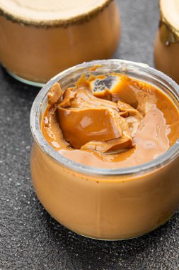 Tatlı kremalı kahve kreması taze yemek lezzetli gurme yemek arkaplanı masa rustik yemek üst görünüm fotokopi alanı