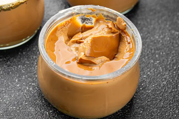 Tatlı kremalı kahve kreması taze yemek lezzetli gurme yemek arkaplanı masa rustik yemek üst görünüm fotokopi alanı