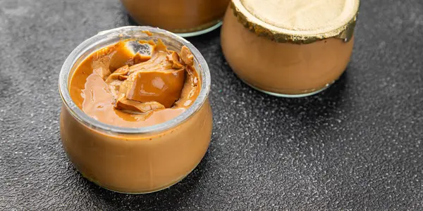 Tatlı kremalı kahve kreması taze yemek lezzetli gurme yemek arkaplanı masa rustik yemek üst görünüm fotokopi alanı