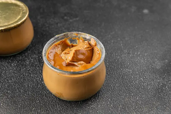 Tatlı kremalı kahve kreması taze yemek lezzetli gurme yemek arkaplanı masa rustik yemek üst görünüm fotokopi alanı