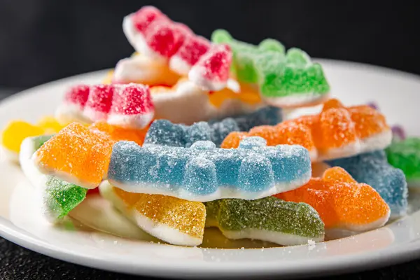 Jöleli şeker tatlı tatlı tatlı. Yemek arkaplanı, masa rustik yemek üst görünümü fotokopi alanı.