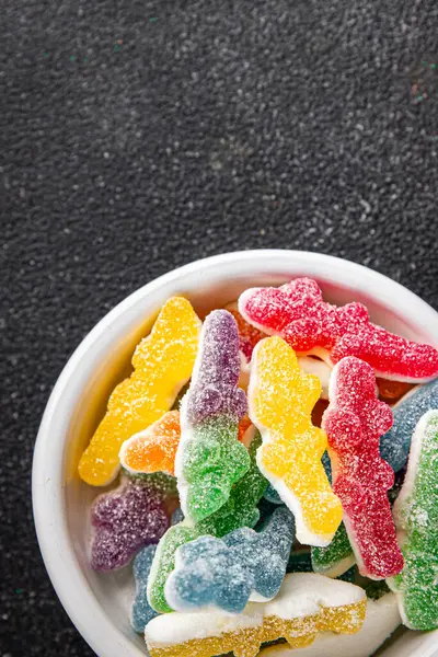 Jöleli şeker tatlı tatlı tatlı. Yemek arkaplanı, masa rustik yemek üst görünümü fotokopi alanı.