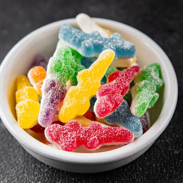 Jöleli şeker tatlı tatlı tatlı. Yemek arkaplanı, masa rustik yemek üst görünümü fotokopi alanı.