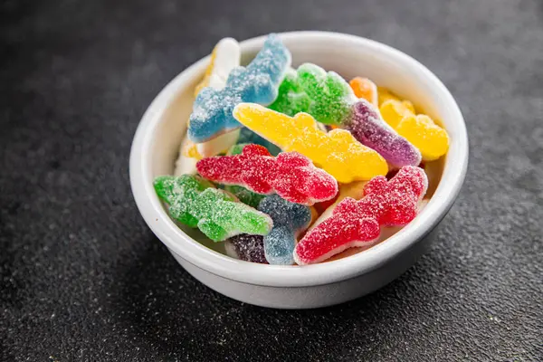 Jöleli şeker tatlı tatlı tatlı. Yemek arkaplanı, masa rustik yemek üst görünümü fotokopi alanı.