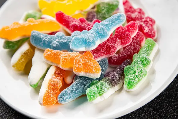 Jöleli şeker tatlı tatlı tatlı. Yemek arkaplanı, masa rustik yemek üst görünümü fotokopi alanı.