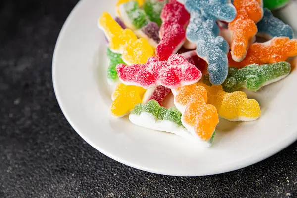 Jöleli şeker tatlı tatlı tatlı. Yemek arkaplanı, masa rustik yemek üst görünümü fotokopi alanı.