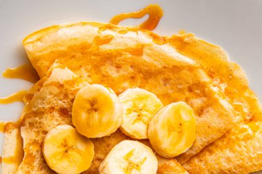 Krep, muz şurubu, krep kahvaltı, tatlı tatlı, organik ürün, lezzetli gurme yemek arkaplan, masa kırsal yiyeceklerin üst görünümü, fotokopi alanı.