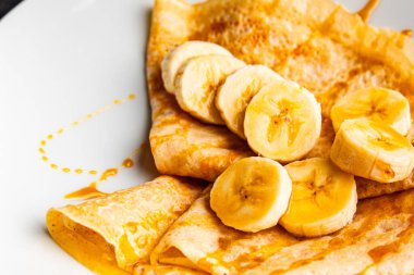 Krep, muz şurubu, krep kahvaltı, tatlı tatlı, organik ürün, lezzetli gurme yemek arkaplan, masa kırsal yiyeceklerin üst görünümü, fotokopi alanı.