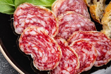 Kurutulmuş sosis salam aperatifler taze lezzetli gurme yemek arkaplanı masa kırsal gıdalar üst görünüm fotokopi alanı