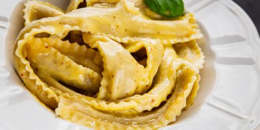 Pappardelle makarnası sebze ana yemek aperatifi taze gurme yemek arkaplan masa rustik gıda üst görünüm fotokopi alanı vejetaryen ve vejetaryen gıda