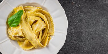 Pappardelle makarnası sebze ana yemek aperatifi taze gurme yemek arkaplan masa rustik gıda üst görünüm fotokopi alanı vejetaryen ve vejetaryen gıda