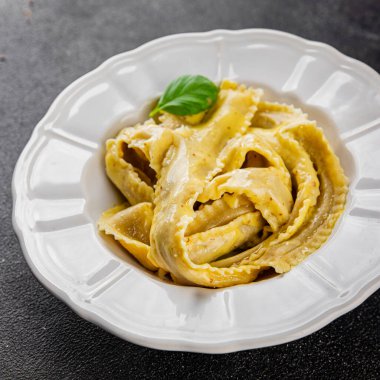 Pappardelle makarnası sebze ana yemek aperatifi taze gurme yemek arkaplan masa rustik gıda üst görünüm fotokopi alanı vejetaryen ve vejetaryen gıda