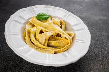 Pappardelle makarnası sebze ana yemek aperatifi taze gurme yemek arkaplan masa rustik gıda üst görünüm fotokopi alanı vejetaryen ve vejetaryen gıda