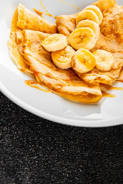 Krep, muz şurubu, krep kahvaltı, tatlı tatlı, organik ürün, lezzetli gurme yemek arkaplan, masa kırsal yiyeceklerin üst görünümü, fotokopi alanı.