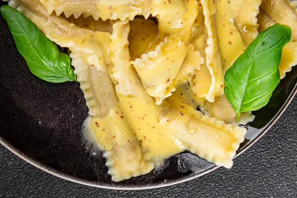 Pappardelle makarnası sebze ana yemek aperatifi taze gurme yemek arkaplan masa rustik gıda üst görünüm fotokopi alanı vejetaryen ve vejetaryen gıda